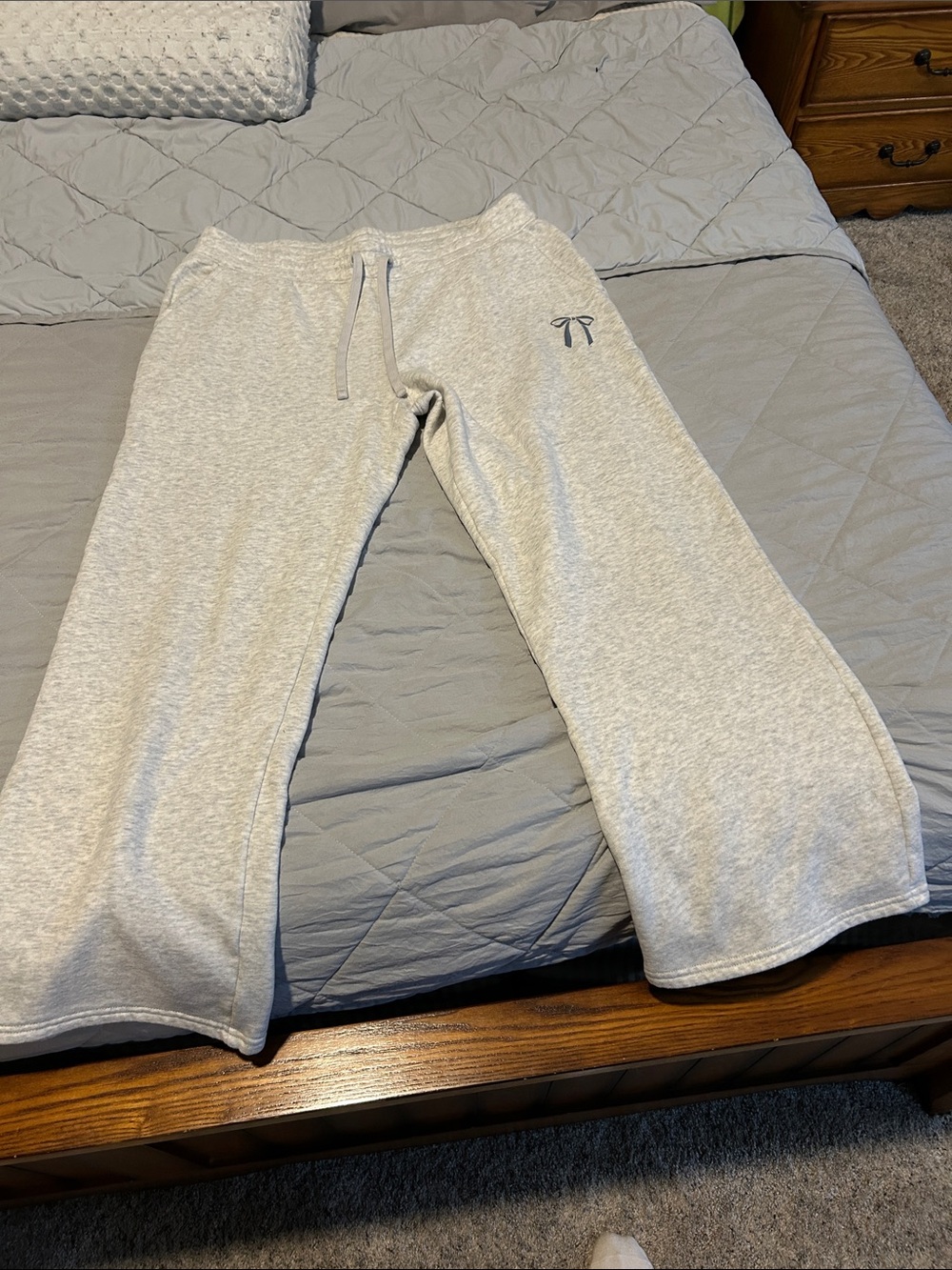 Hollister women’s light gray Drawstring Sweatpants.